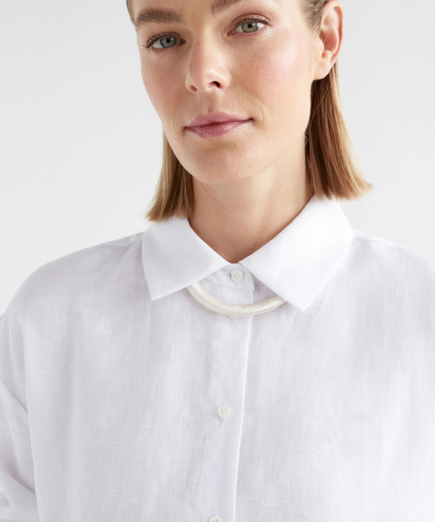 Silver Elk Gild Necklace featuring a sleek pendant, crafted by Elk, displayed on a neutral background.