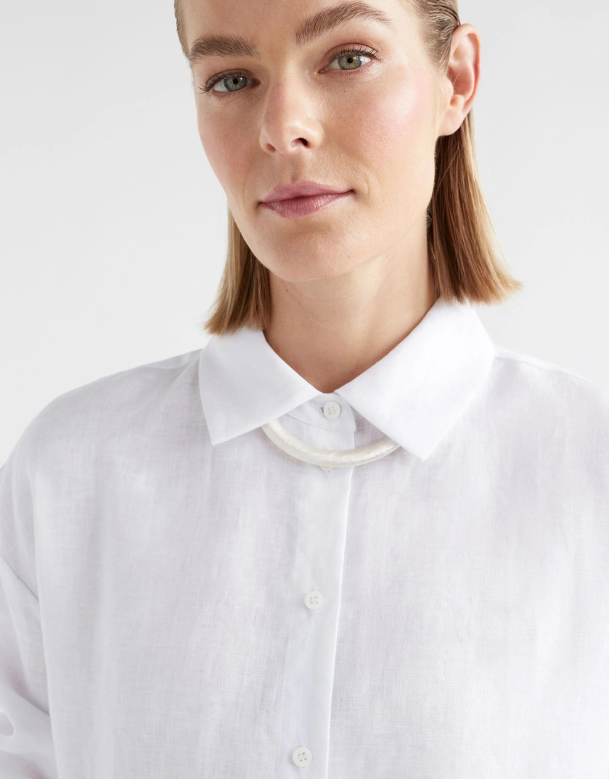Silver Elk Gild Necklace featuring a sleek pendant, crafted by Elk, displayed on a neutral background.