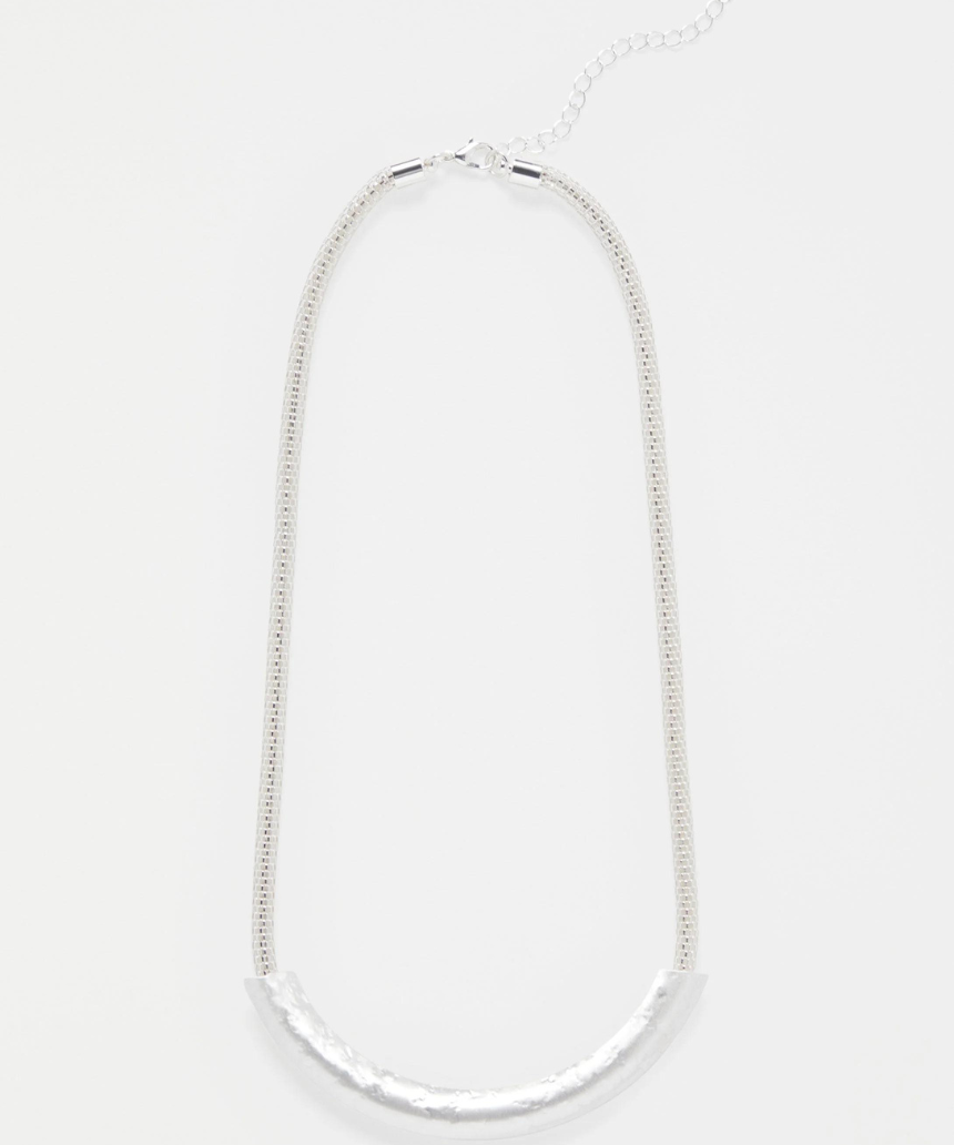 Silver Elk Gild necklace featuring a detailed elk pendant on a sleek chain, stylish jewelry accessory.