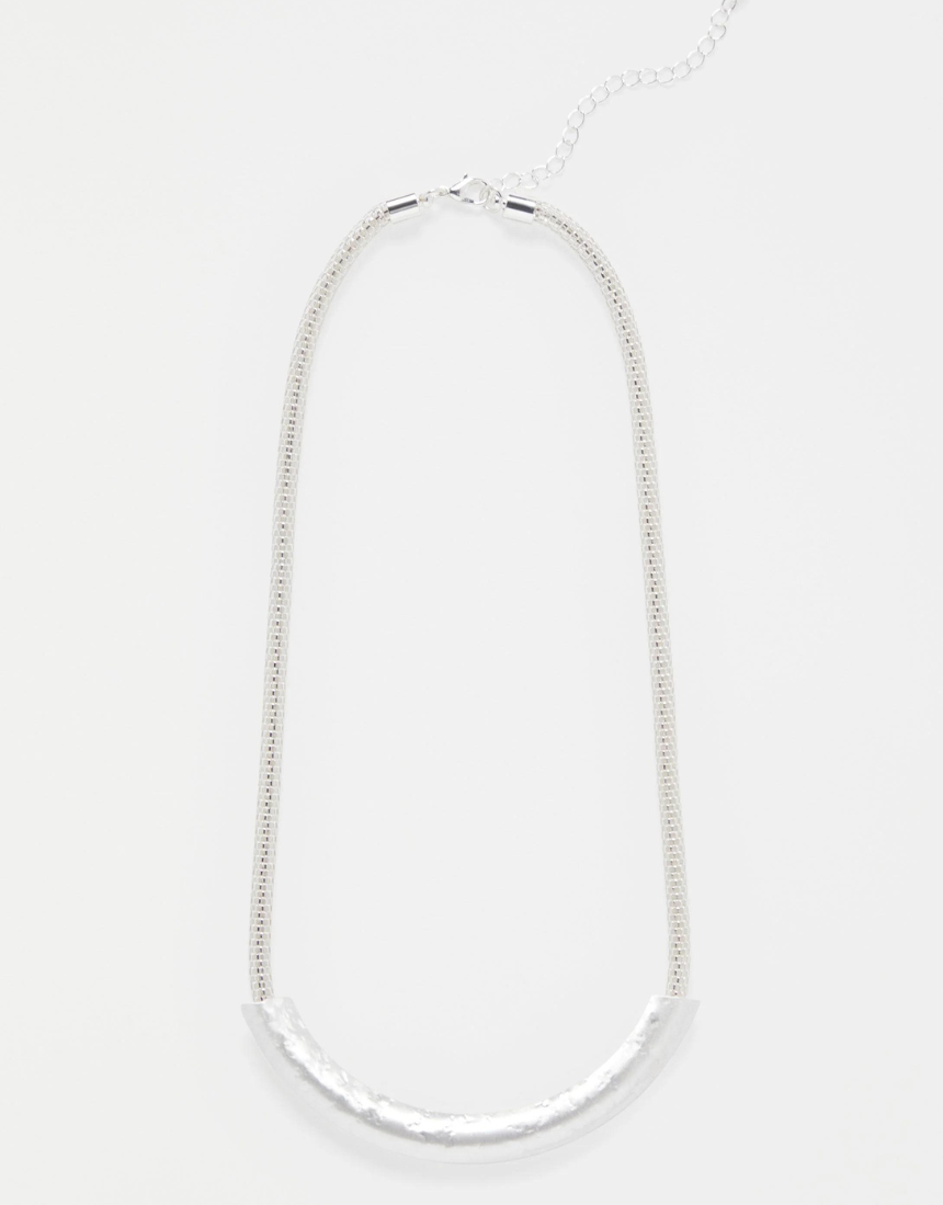 Silver Elk Gild necklace featuring a detailed elk pendant on a sleek chain, stylish jewelry accessory.
