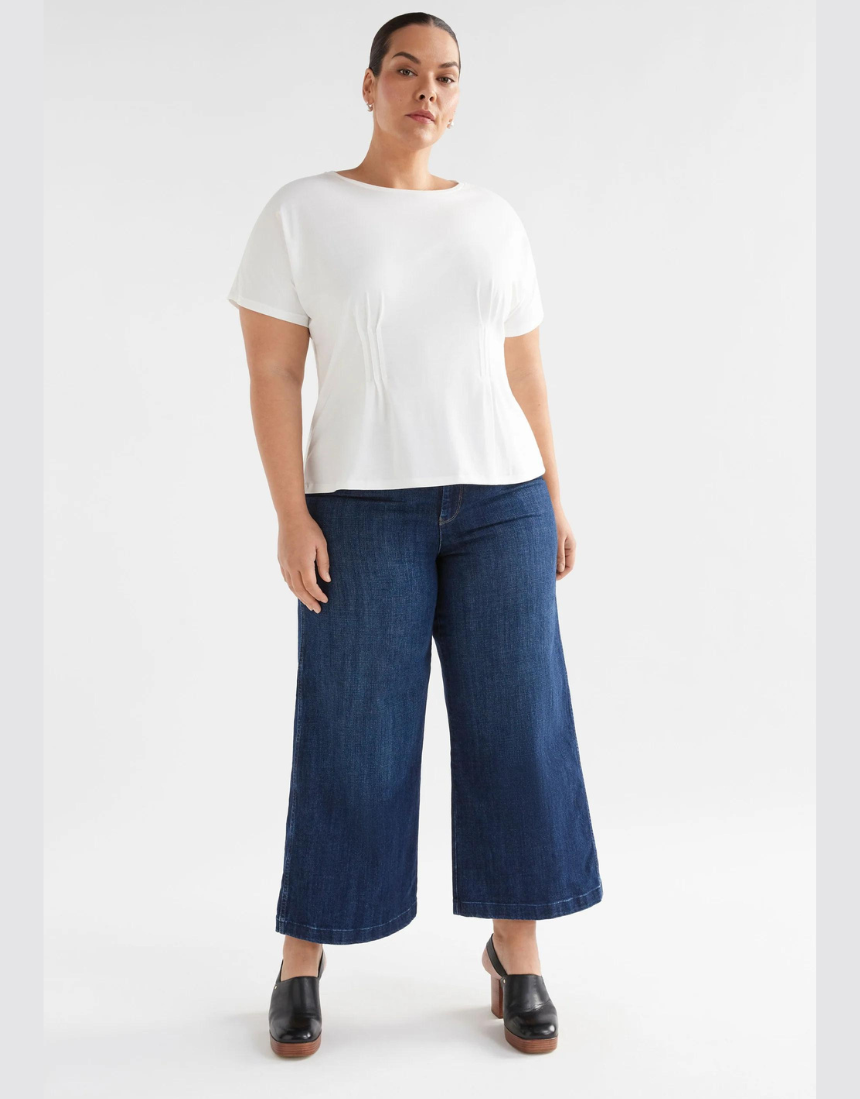 Elk Enda T-shirt, a casual top in soft fabric, featuring a simple design with the Elk brand logo visible on the front.