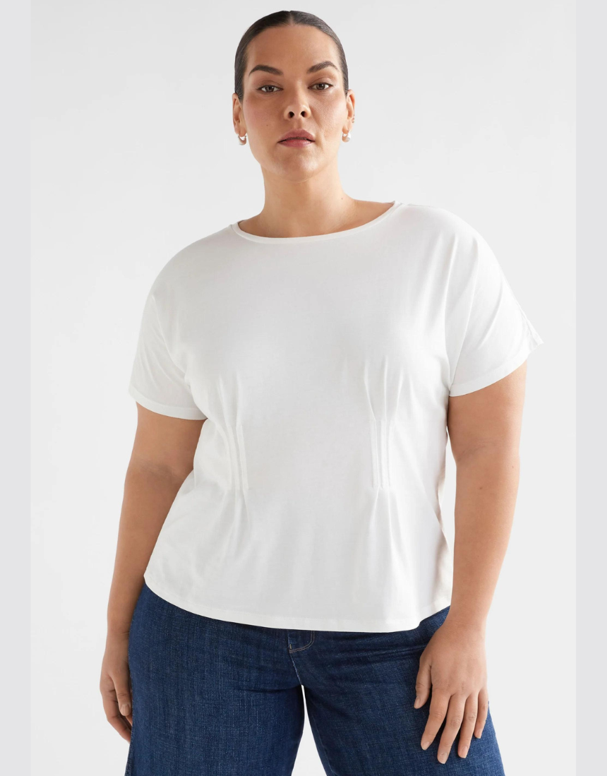 Elk Enda T-shirt, casual black top with Elk logo print, made from soft fabric, designed for comfortable everyday wear.