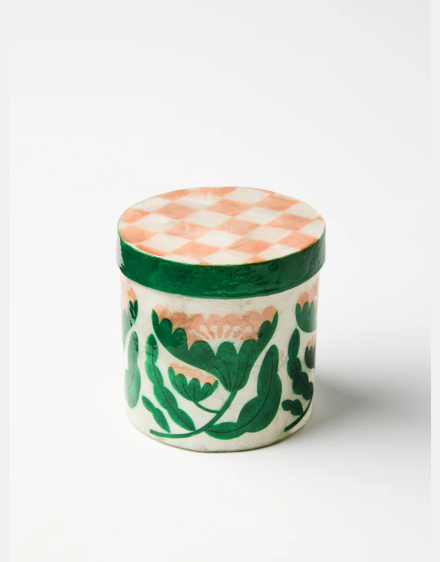 Jones & Co Paradis Pink medium trivet with floral design, featuring a round pink ceramic surface and decorative edge.