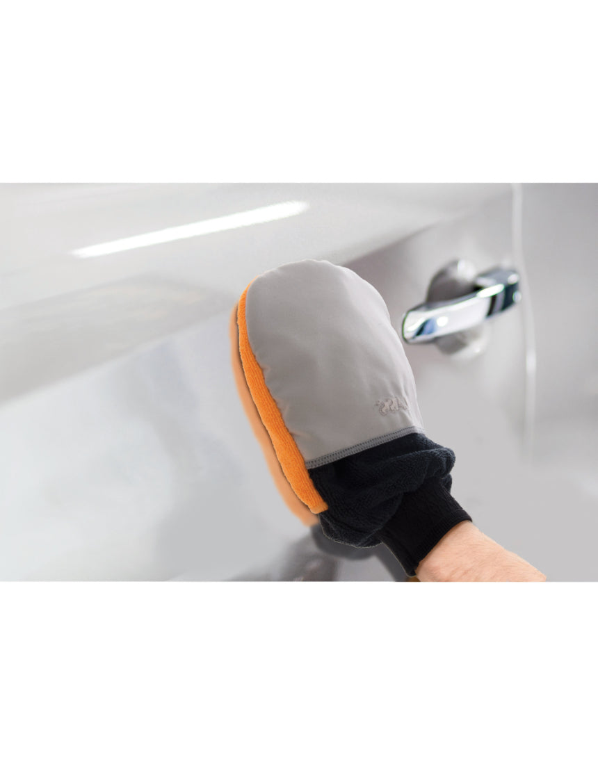 isAlbi 3-in-1 car cleaning glove with soft microfiber and scrubbing side for effective vehicle detailing and cleaning.