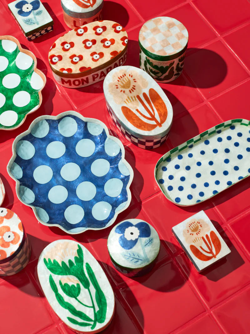 Jones & Co Paradis Ciao Box trivet with colorful, artistic design, perfect for protecting surfaces during meals.