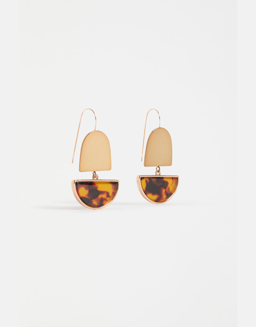 Elk Heran hook earrings with tortoiseshell design, featuring sleek, curved metal hooks and stylish tortoiseshell accents.