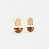 Elk Heran hook earrings with tortoiseshell design, featuring sleek, curved metal hooks and stylish tortoiseshell accents.