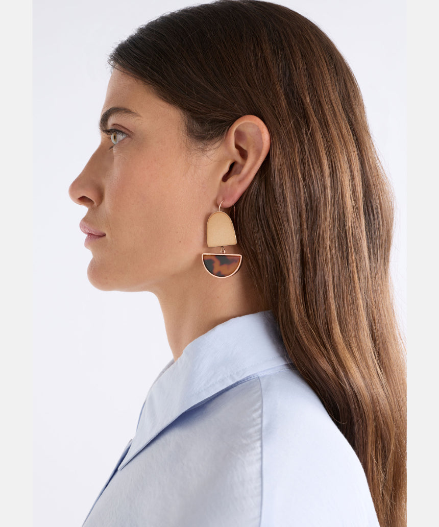 Elk Heran hook earrings in tortoiseshell with a curved design, featuring a sleek, modern style for everyday wear.