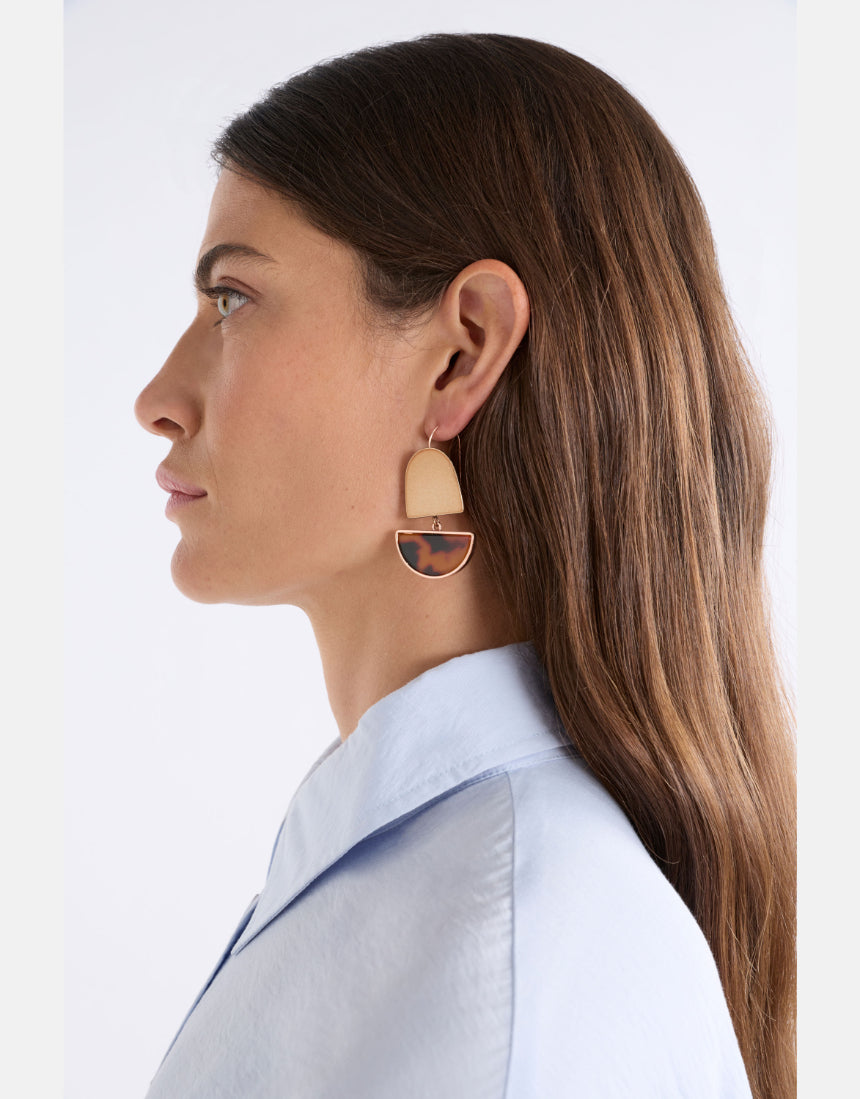 Elk Heran hook earrings in tortoiseshell with a curved design, featuring a sleek, modern style for everyday wear.