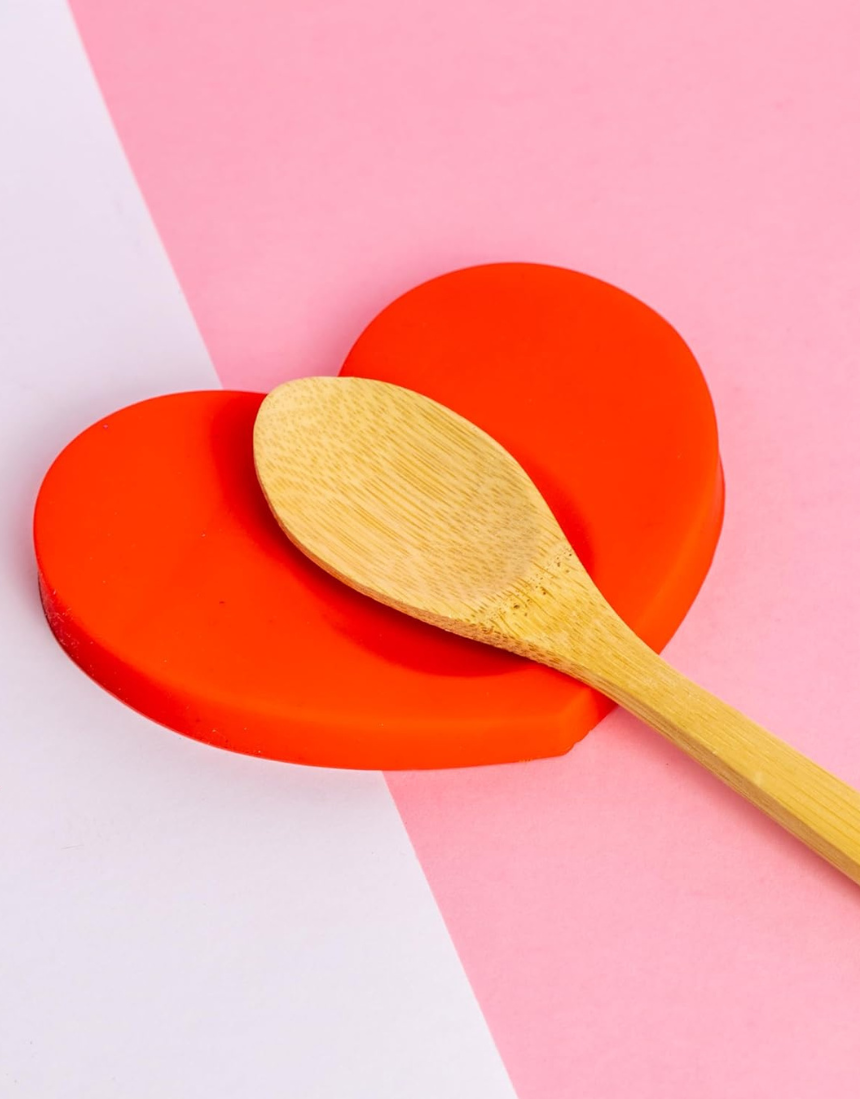 Fisura Heart-shaped spoon rest with a smooth ceramic finish, designed to hold cooking utensils and protect countertops.