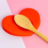 Fisura Heart-shaped spoon rest with a smooth ceramic finish, designed to hold cooking utensils and protect countertops.