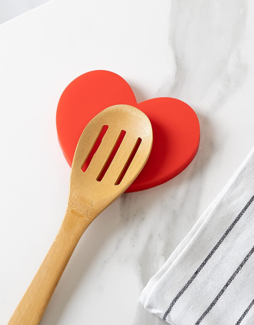Fisura Heart-shaped spoon rest with a smooth ceramic surface, designed to keep utensils organized and clean.