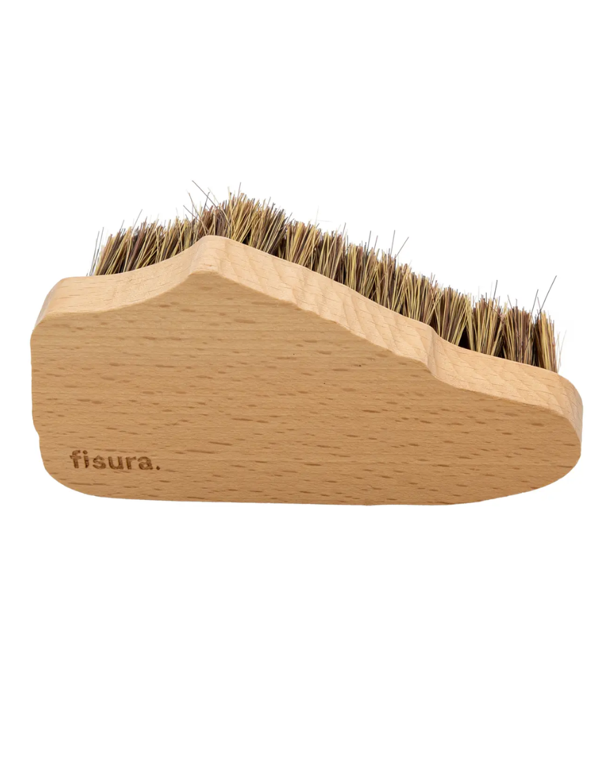 Fisura travel kit for sneakers featuring storage compartments and cleaning tools for convenient sneaker care on the go.