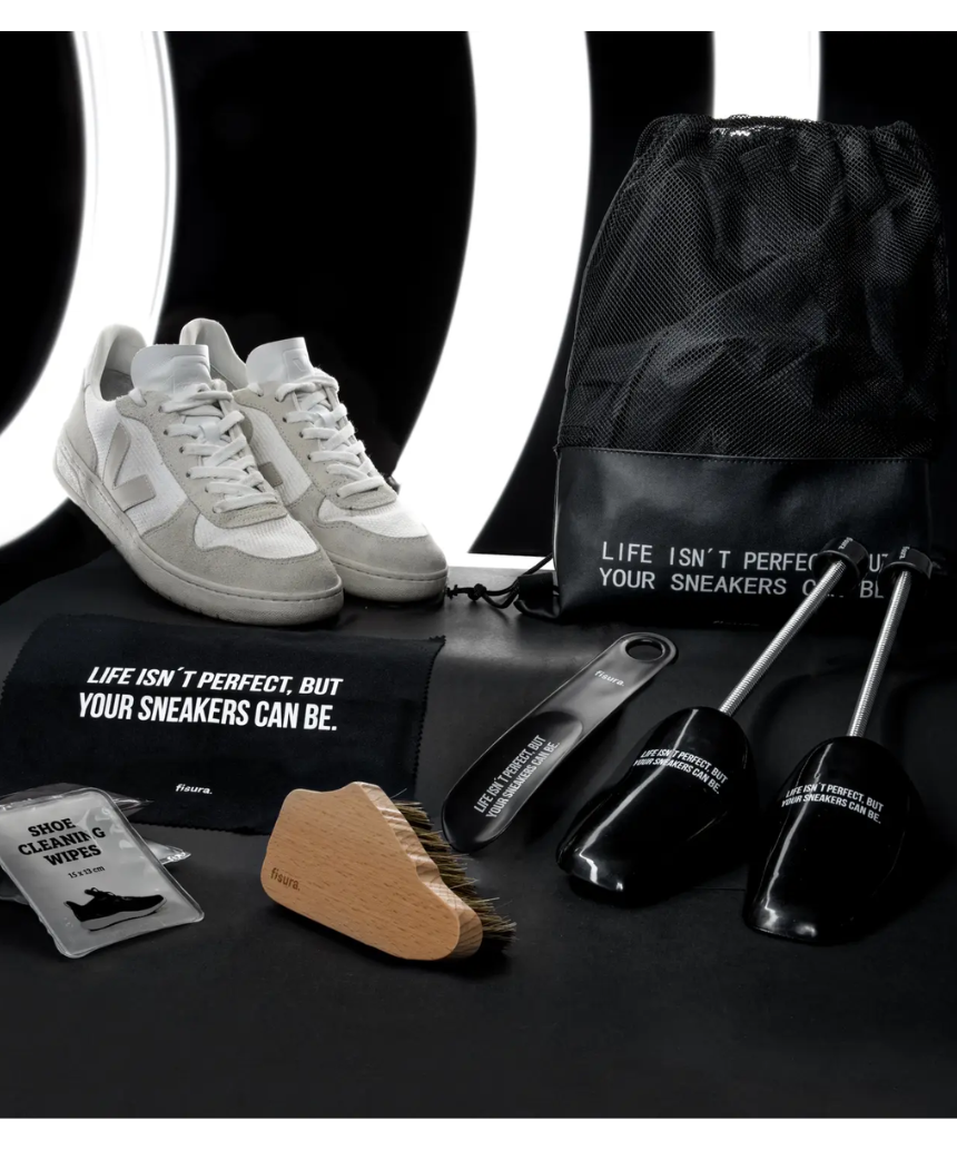 Fisura travel kit for sneakers with cleaning tools and accessories, compact case for easy packing and sneaker care.