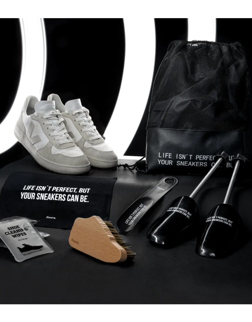 Fisura travel kit for sneakers with cleaning tools and accessories, compact case for easy packing and sneaker care.