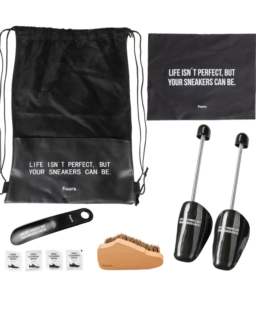 Fisura travel kit for sneakers with protective bags and cleaning accessories, designed for convenient sneaker care on the go.