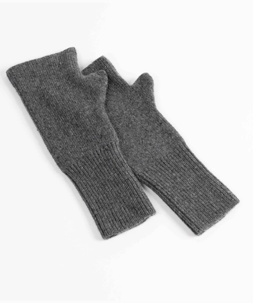 Maison Fanli Julia mittens in dark grey, cozy knit gloves with ribbed cuffs, designed for warmth and style.