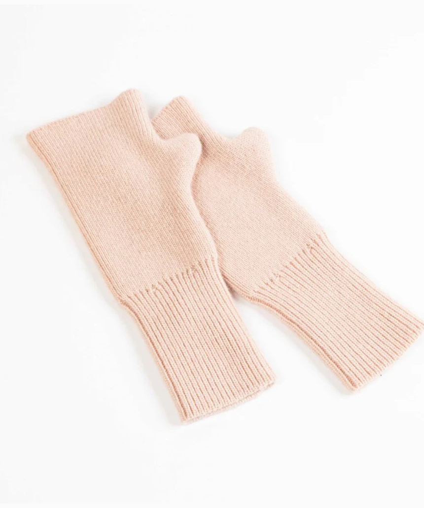 Maison Fanli Julia mittens in powder pink, stylish gloves with a soft knit texture and cozy fit for cold weather.