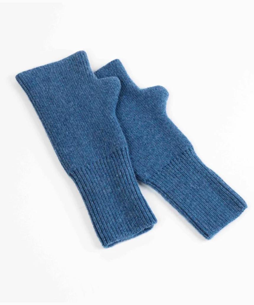 Blue Jean Maison Fanli Julia mittens, stylish gloves with a cozy knit design, perfect for cold weather.