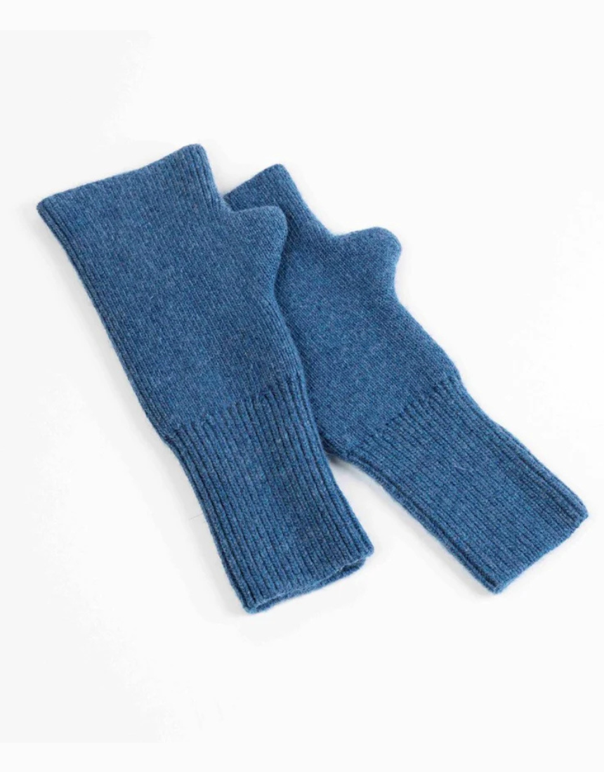 Blue Jean Maison Fanli Julia mittens, stylish gloves with a cozy knit design, perfect for cold weather.