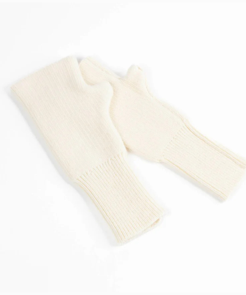 Maison Fanli Julia mittens in cream, soft wool gloves with a cozy fit and elegant design, perfect for cold weather.