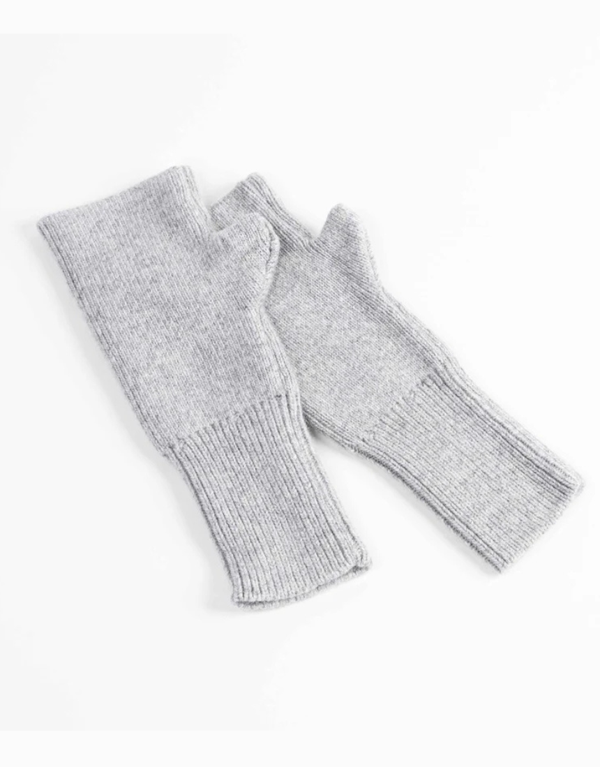 Maison Fanli Julia mittens in light grey, cozy gloves made from soft material, stylish winter accessory for cold weather.