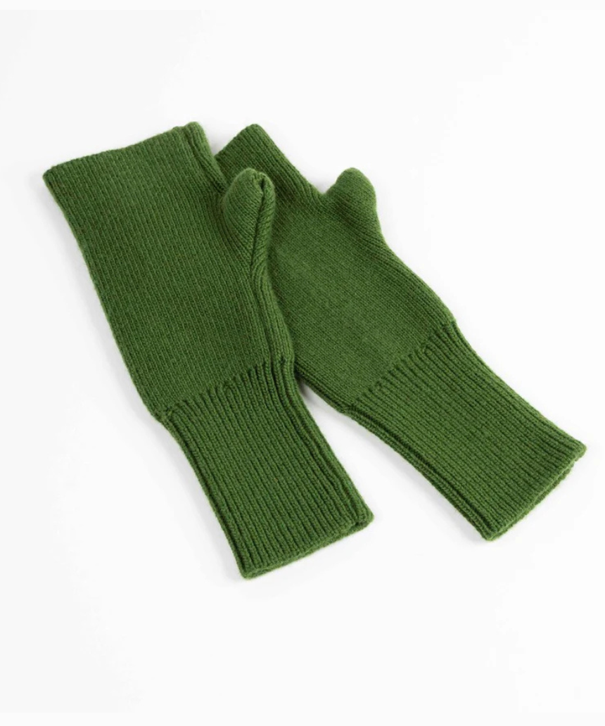 Maison Fanli Julia green mittens, soft knit gloves with ribbed cuffs, designed for warmth and style.