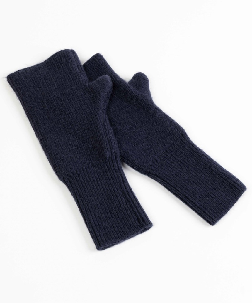 Maison Fanli Julia mittens in navy, stylish gloves with a cozy knit design and ribbed cuffs for warmth and comfort.