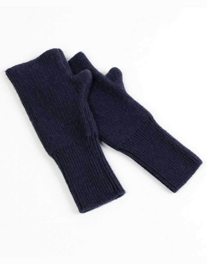 Maison Fanli Julia mittens in navy, stylish gloves with a cozy knit design and ribbed cuffs for warmth and comfort.