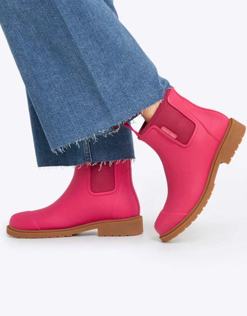 Fuchsia pink Merry People Bobbi gumboots with black soles, waterproof rubber rain boots for women.
