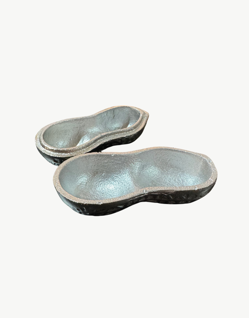 White Moose peanut bowl in silver color, round ceramic bowl with a smooth finish, ideal for serving snacks or small foods