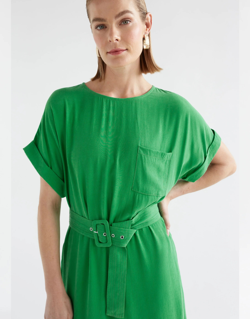 Elk Olyck Midi Dress in a flowy fabric, featuring a relaxed fit and stylish design, shown on a model.